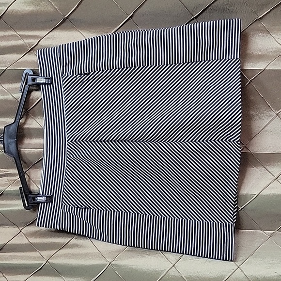 EUC- Talbots ‘T for Talbots BLACK & White Bias Stripe Skort’ - Picture 4 of 8